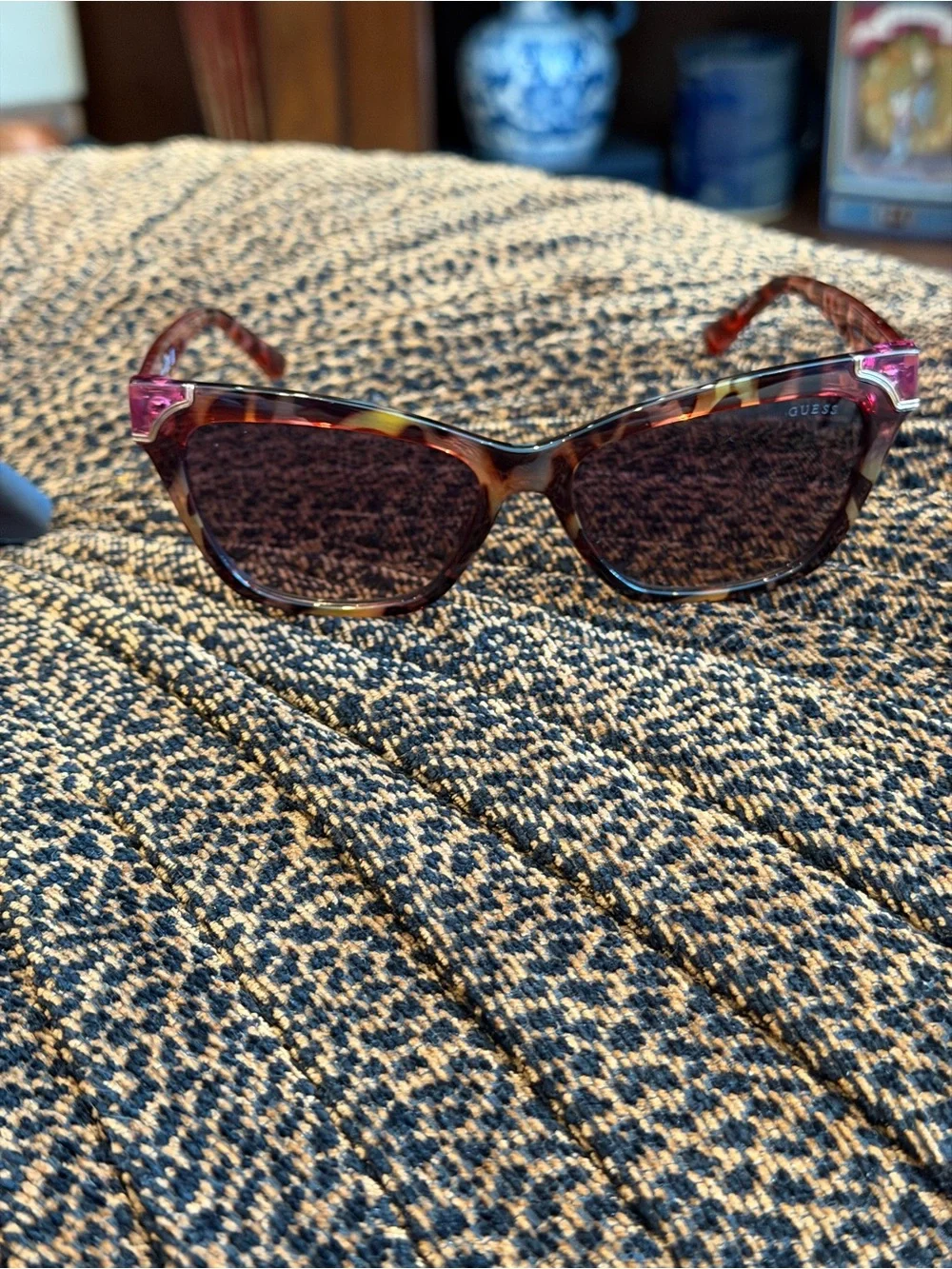 New with case and cloth Guess Tortoise and Pink Sunglasses